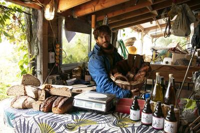 La vente des pains de Clément au marché le samedi matin