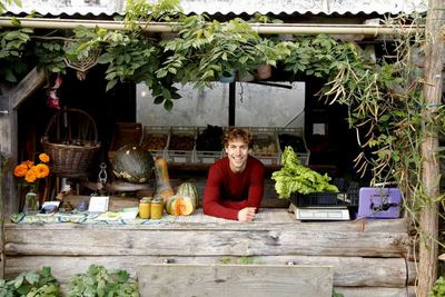 La vente des légumes de Léo au marché le samedi matin